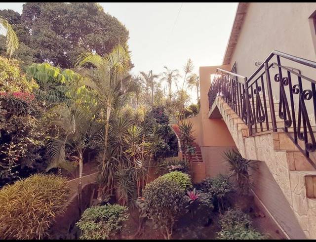 10 BEDROOM HOUSE FOR SALE IN CLARE HILLS